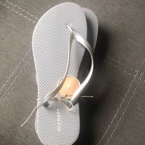 Old navy grey flip flops